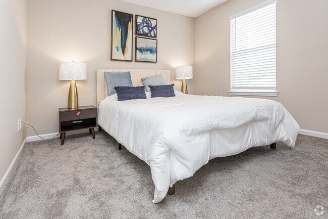 2BR, 2BA - 980SF - Crystal Lake