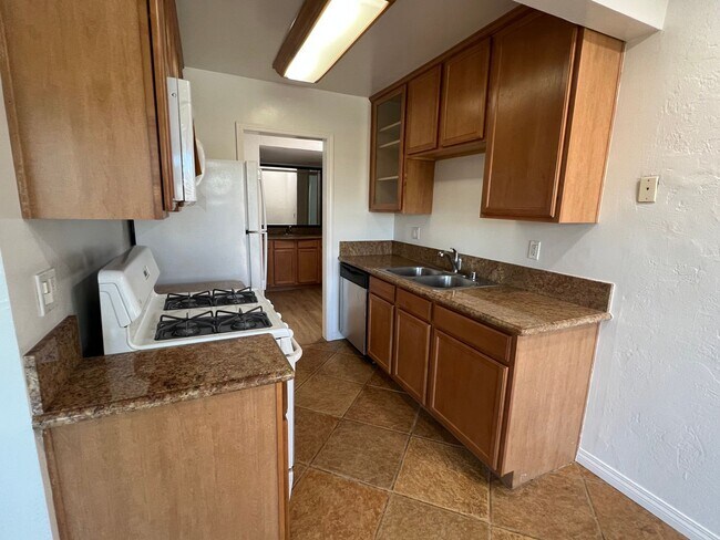 Building Photo - 1 bedroom 1 bathroom La Habra Condo