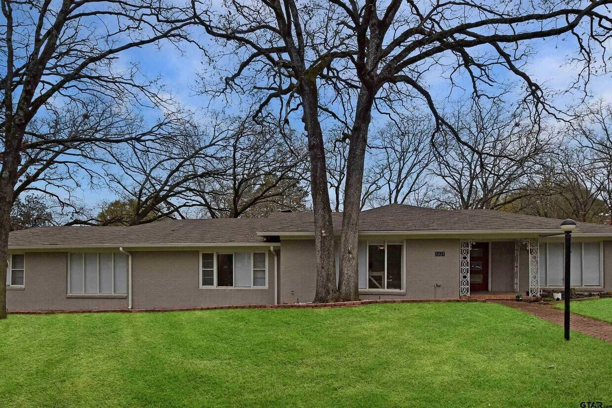 Foto principal - Stunning 3 Bed 3 Bath Home in Southeast Ty...