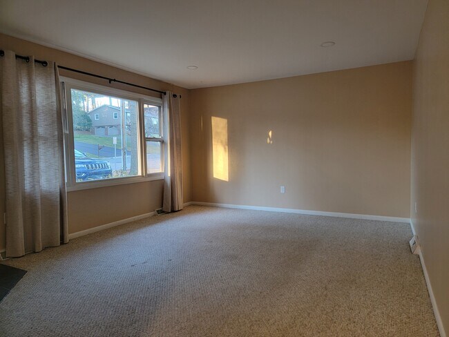 Foto del edificio - 40 Pine Crest Dr