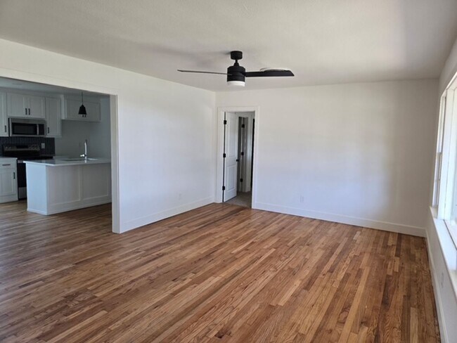 Building Photo - Beautifully Remodeled 3 bedroom Rental in ...