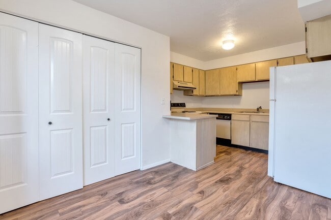 Foto del edificio - Inviting 2 Bedroom, 1 Bath with Fenced Patio