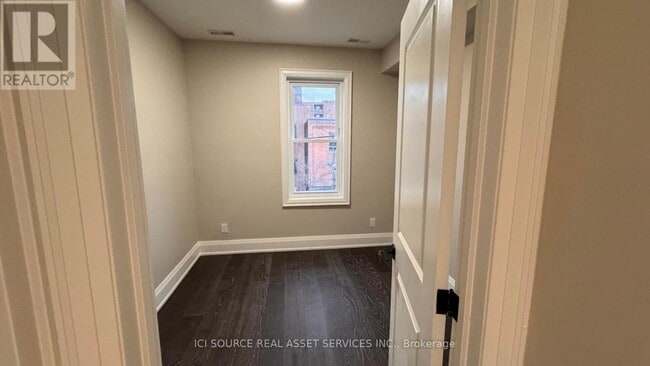 Building Photo - 615 College St