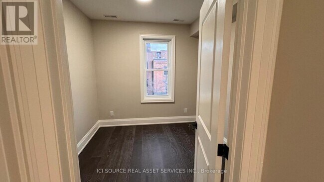 Photo du bâtiment - 615 College St