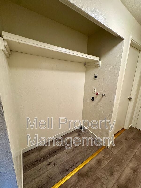 Foto del edificio - 861 Ellinor Ave