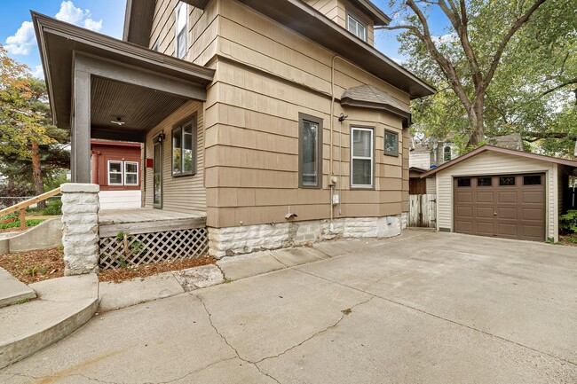 Building Photo - South Minneapolis SFH, One Car Garage, Hardwood Floors, Pets Ok, Avail Now