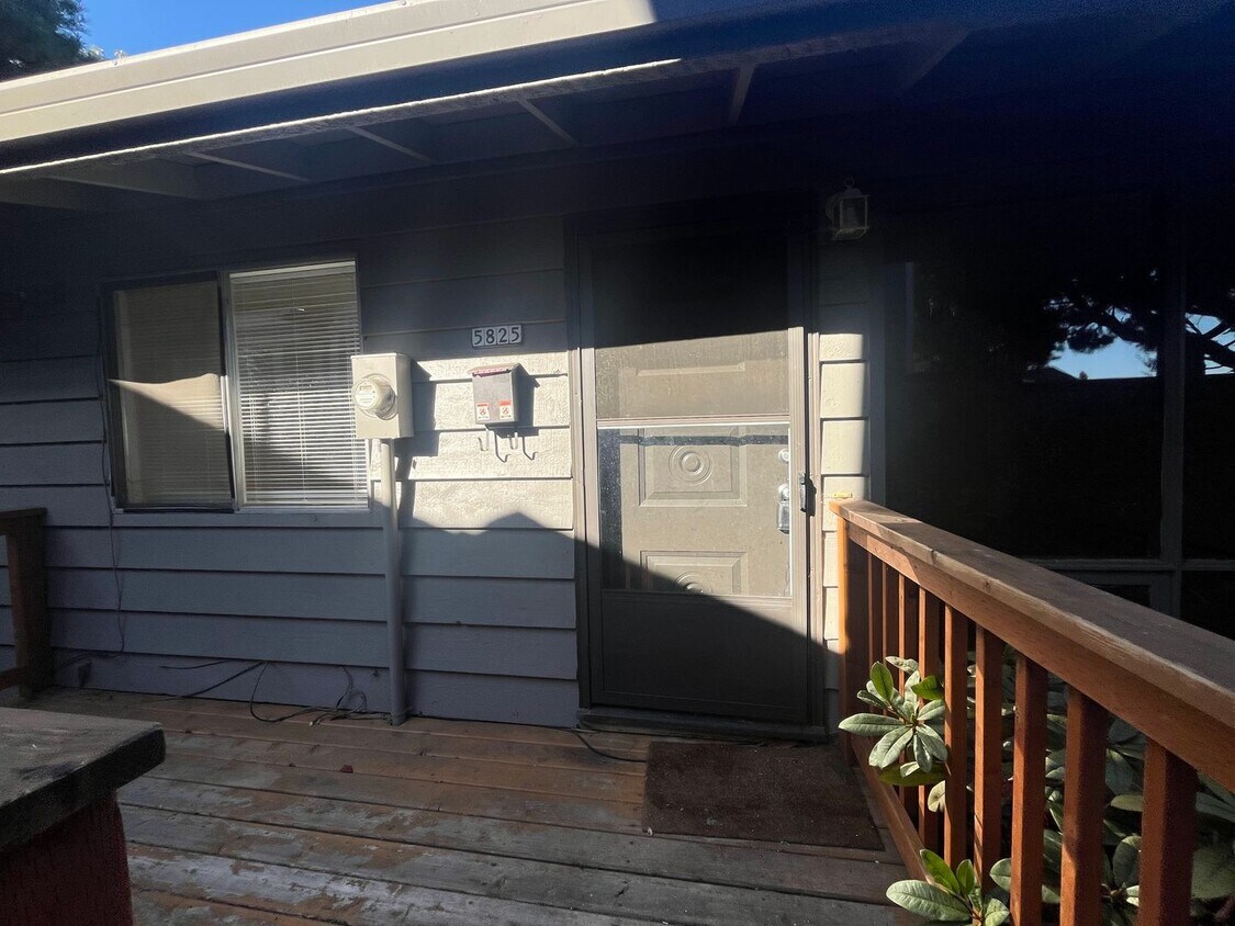 Primary Photo - 5821-5827 NE Davis St