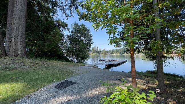 Foto del edificio - 5+ Bedroom Home in NE Lacey on Large Lot with Long Lake access plus A/C!