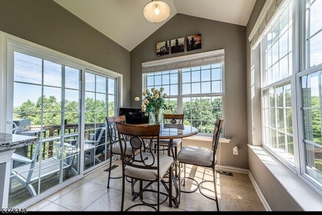 Foto del edificio - 263 Winding Hill Dr