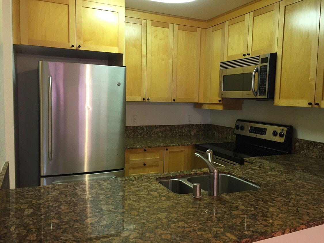 Foto principal - Upgraded two bedroom, two bathroom condo i...