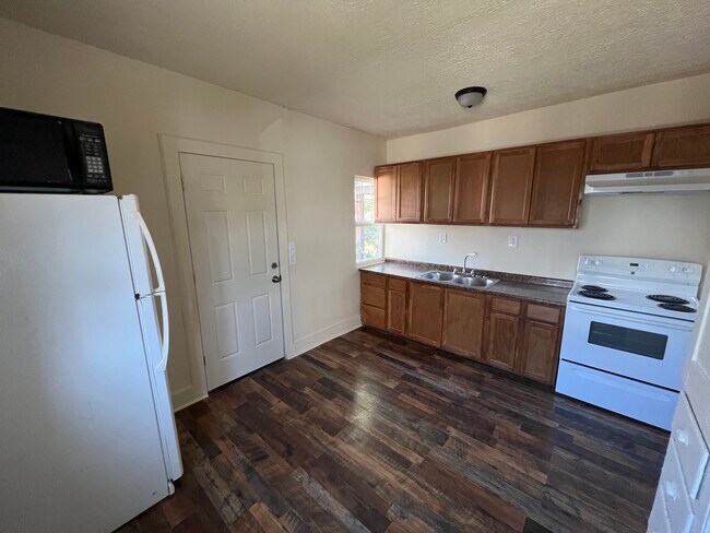 Kitchen - 136 Willowwood Dr