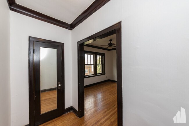 Foto del edificio - 1005 N Hoyne Ave