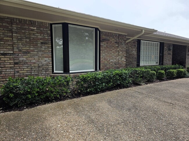 Building Photo - Large Duplex Unit just down the Street fro...