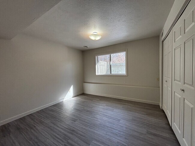 Foto del edificio - Basement Apartment Blocks from Campus