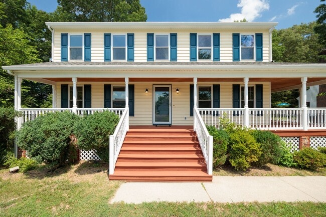 Building Photo - Large 5 Bedroom/3.5 Bathroom Home in Mecha...