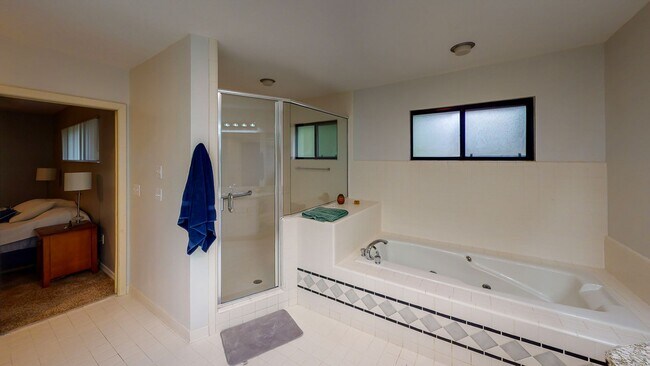 Foto del edificio - LOOK!  Park Avenue- 4 Bedroom/3 Bath - BEAUTIFUL!