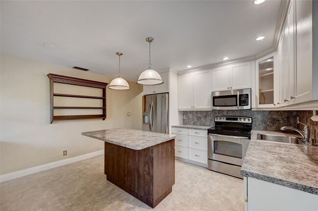 Building Photo - 8760 Azalea Ct
