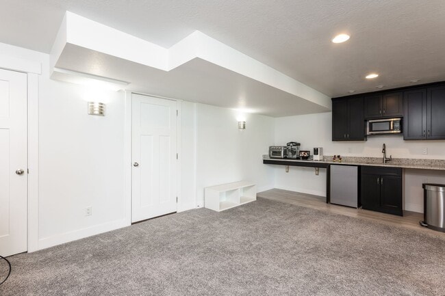 Building Photo - 5 Bedroom/4 Bathroom Lehi