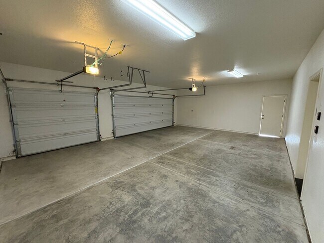 Building Photo - Immaculate spacious home available now!