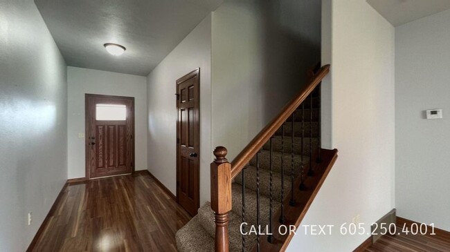 Building Photo - Spacious 3-Bed, 2.5-Bath Townhome with Mod...