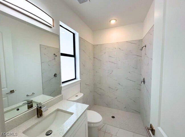 Foto del edificio - 672 Chemstrand St E