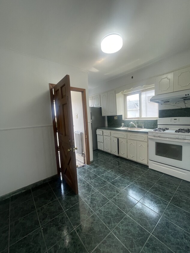 Kitchen - 1357 72nd St