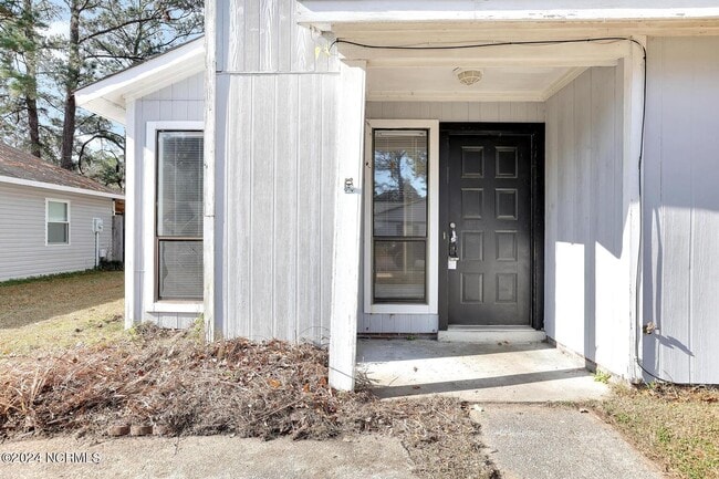 Building Photo - 113 Village Cir