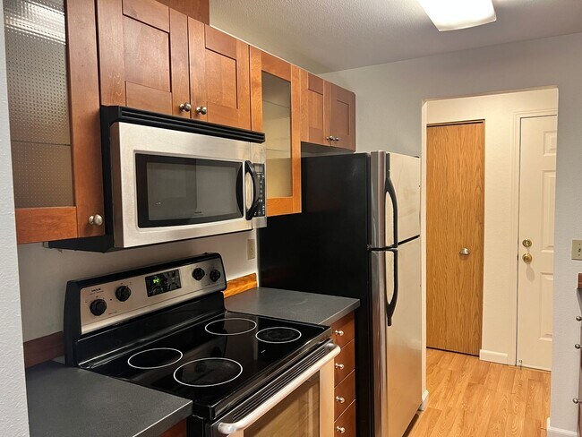 Foto del edificio - First Full Month's Rent Free! Bright and Airy One Bedroom Condo - Water, Sewer & Trash Covered!