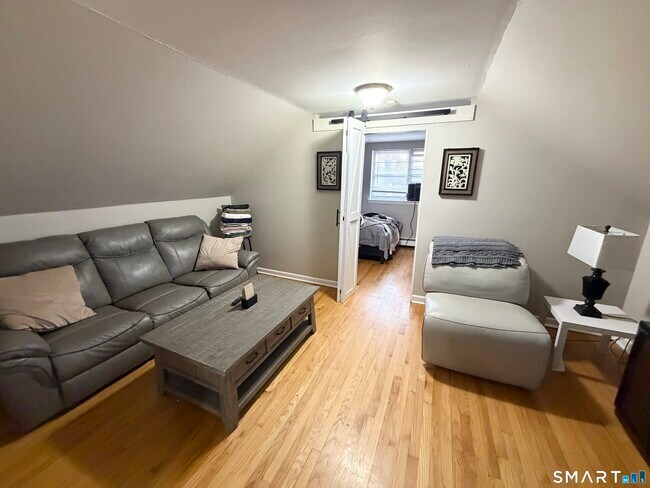 Foto del edificio - 100 Upton St