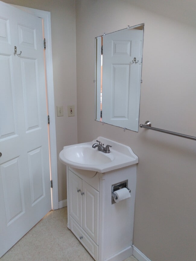 bath - 43B Sherman Ave