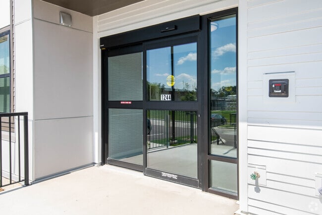 Entrada principal - The Oscar Family Apartments