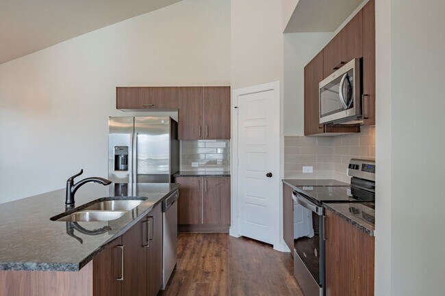 Foto del edificio - AVAILABLE NOW! GORGEOUS 3 BEDROOM FOUR PLE...