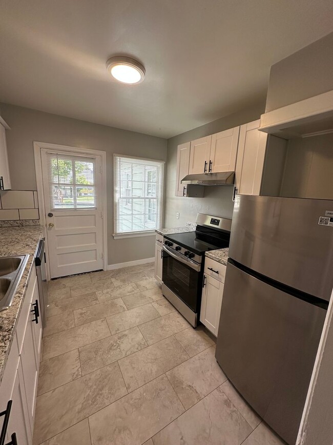 Foto del edificio - NICELY UPDATED 2 BEDROOM, 1 BATHROOM APART...