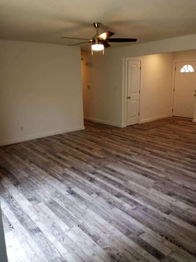 Foto del edificio - Fully Remodeled 3 Bed / 2 Bath Home with 2-Car Garage