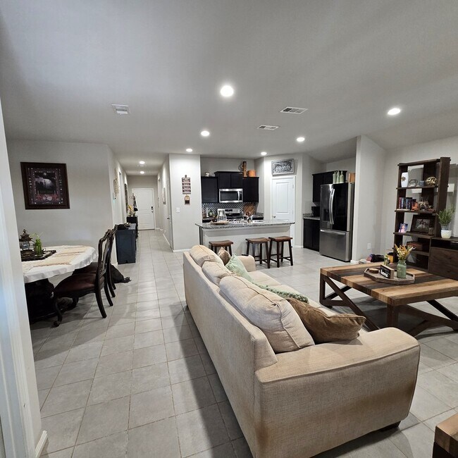 Foto del edificio - 7003 Adenium Rd