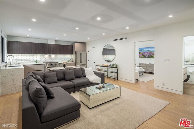 Foto del edificio - 2 br, 2.5 bath Condo - 615 N West Knoll Dr...