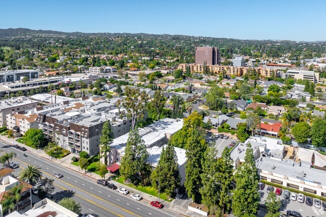 Building Photo - 5405 Lindley Avenue