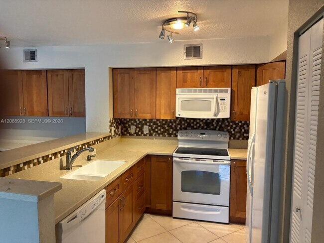 Foto del edificio - 1721 Village Blvd
