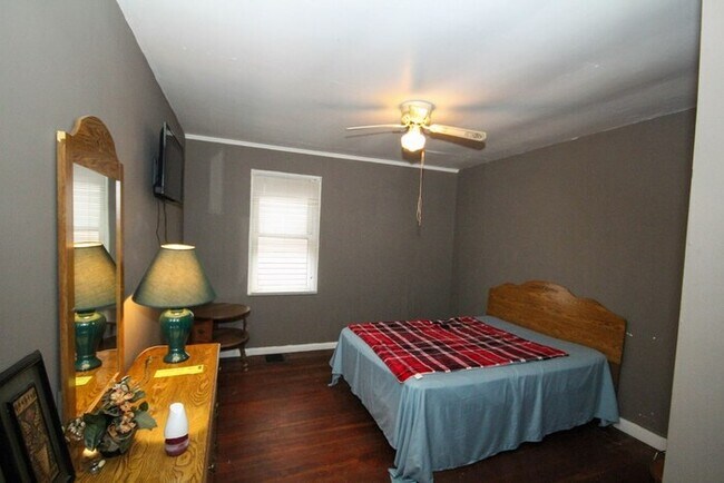 Building Photo - 212 Warwood Ave