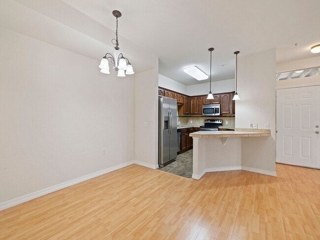 Building Photo - 2 bed 2 Bath Condo with Community Pool!