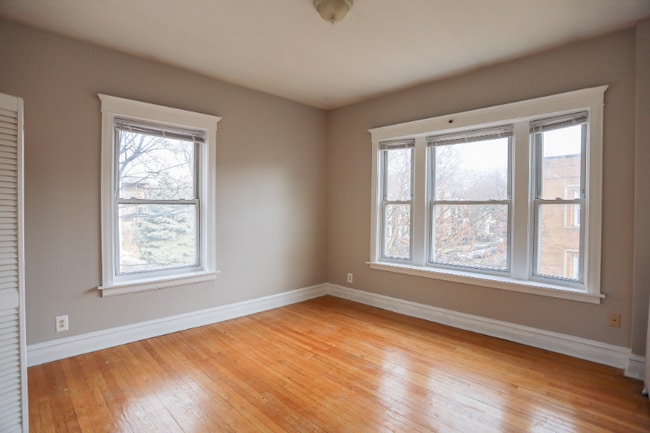 Photo - 1445 W Argyle St Apartment