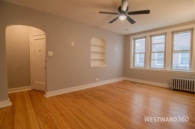 Building Photo - 1624 W Sherwin Ave