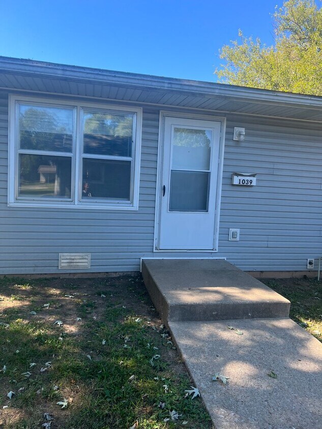 Primary Photo - 1 bedroom 1 bath duplex available now!
