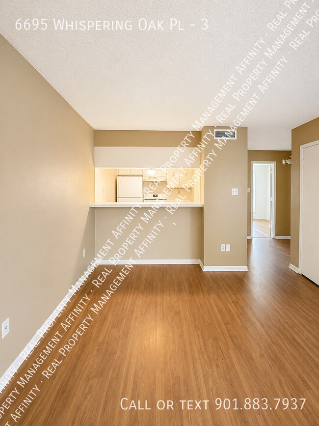 Foto del edificio - 6695 Whispering Oak Pl