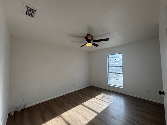 Foto del edificio - 1902 Falcon Dr