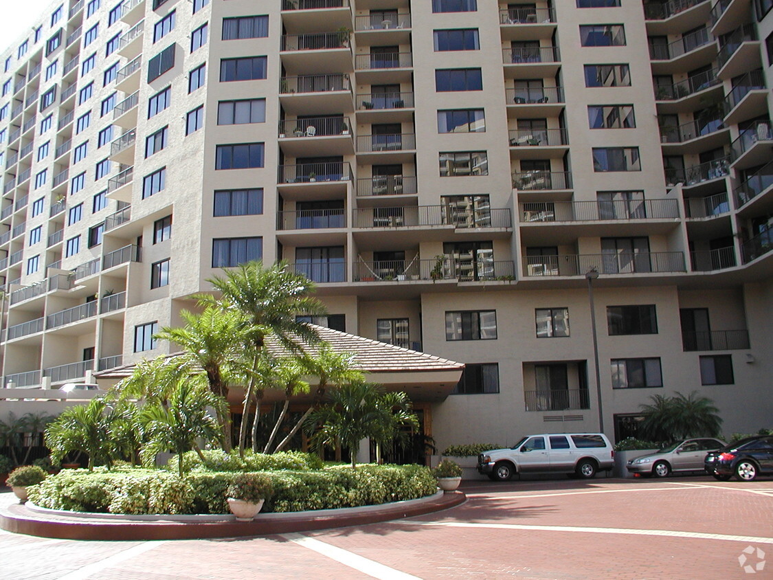 Building Photo - Brickell Key Two Condo