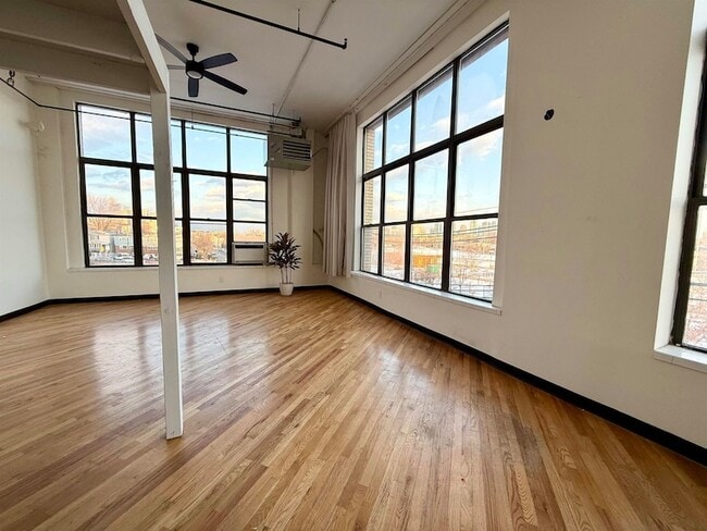 Building Photo - 2 Union St