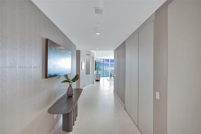 Foto del edificio - 18975 Collins Ave