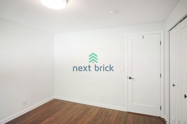 Building Photo - 3 Bed, 2.5 Bath Single Family Available fo...