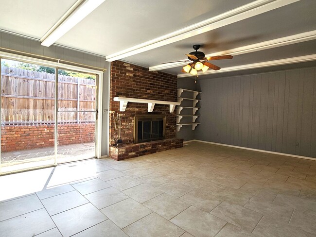 Foto del edificio - Beautiful 2 Bed 2 Bath Moments Away From L...